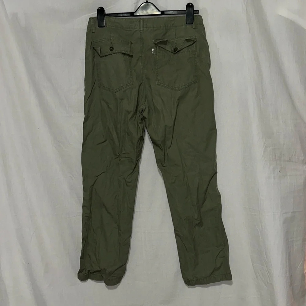 women's green Levi's pants size 30 - Picture 2 of 3